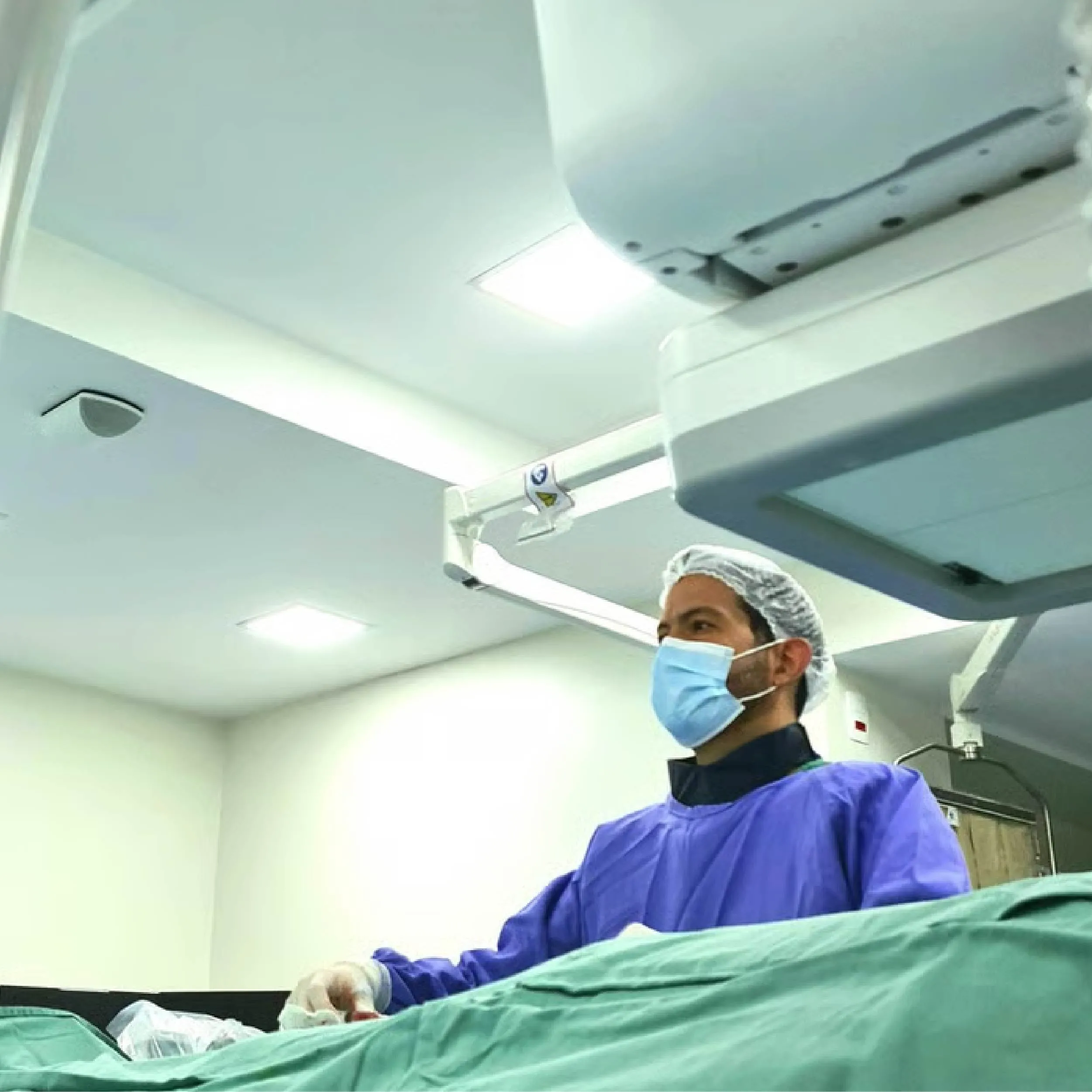 Sala de procedimentos, com o arco de angiografia